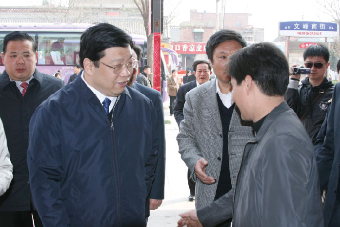 2010年安阳市原市委书记张广智、市长马林青莅临1277星际电子游戏总部视察工作